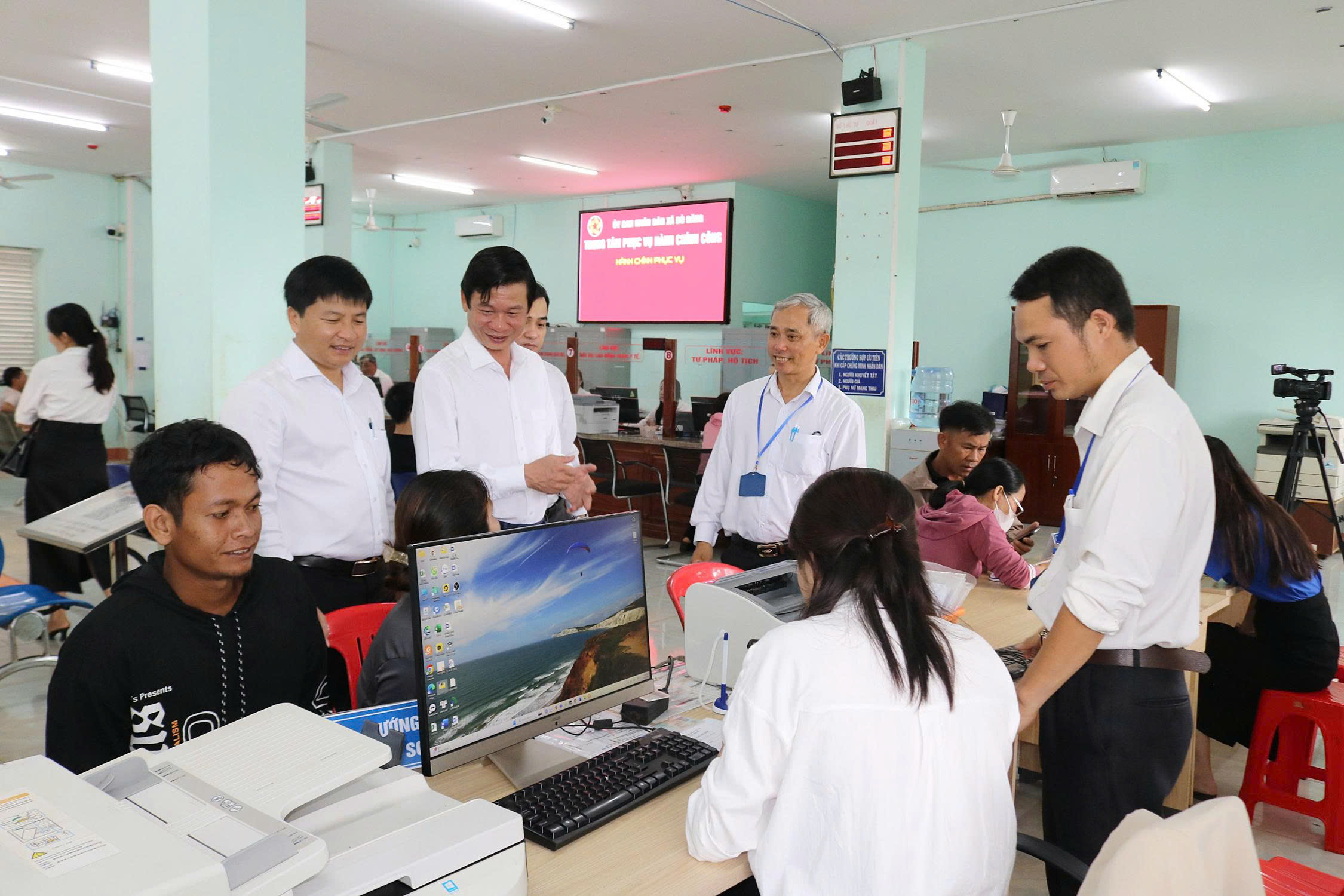 Lãnh đạo xã Bù Đăng thăm, khảo sát Trung tâm phục vụ hành chính công