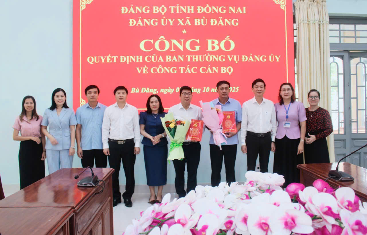 Lãnh đạo xã Bù Đăng chúc mừng các đồng chí được trao quyết định bổ nhiệm