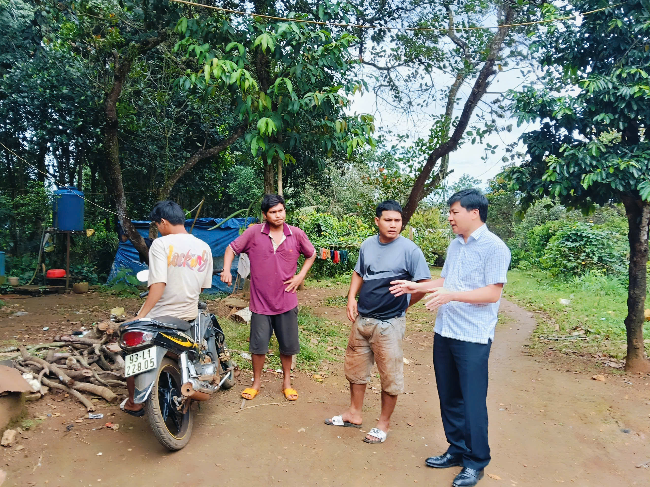 Chủ tịch UBND xã Bù Đăng - Nguyễn Thanh Tùng tuyên truyền người dân về ý nghĩa của việc thu thập dữ liệu đất đai lần này