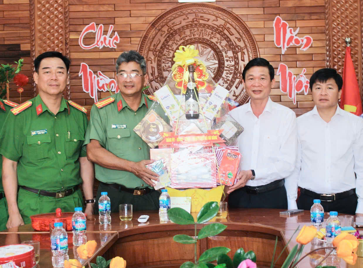 Lãnh đạo xã Bù Đăng động viên lực lượng Công an xã (ảnh Mỹ Hiệp)