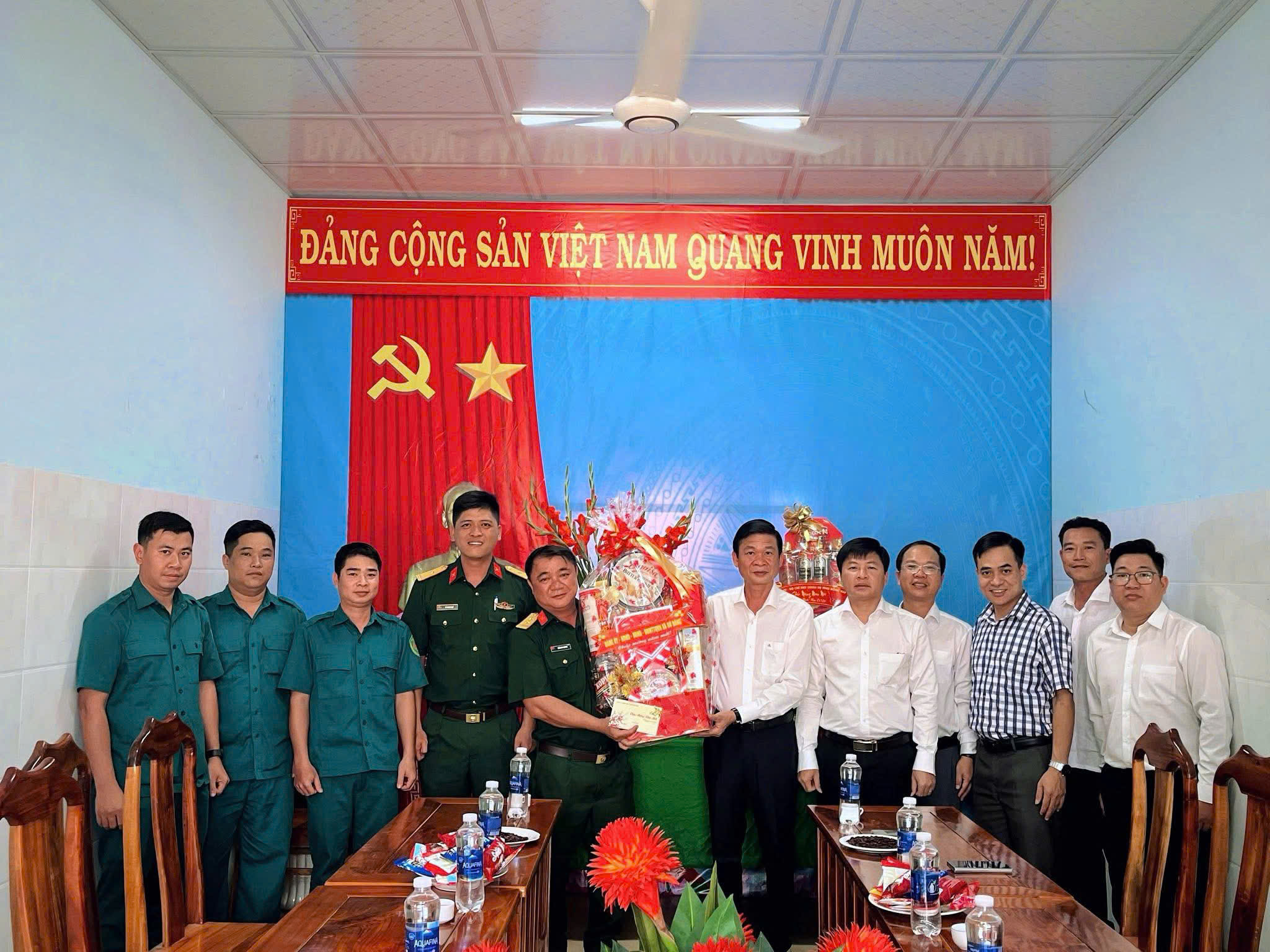 Lãnh đạo xã Bù Đăng động viên lực lượng Ban chỉ huy quân sự xã (Ảnh Gia Tài)