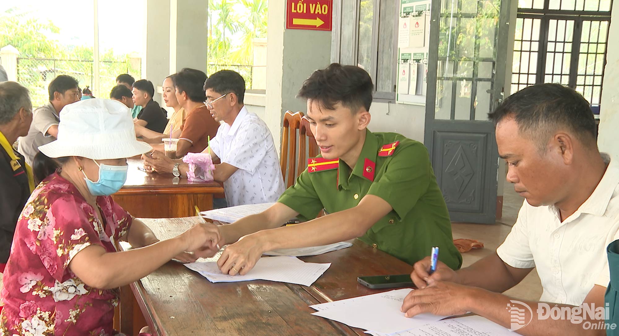 Người dân thôn Vĩnh Hòa, xã Bù Đăng khai báo thông tin để tổ kiểm tra hoàn thành nhiệm vụ.