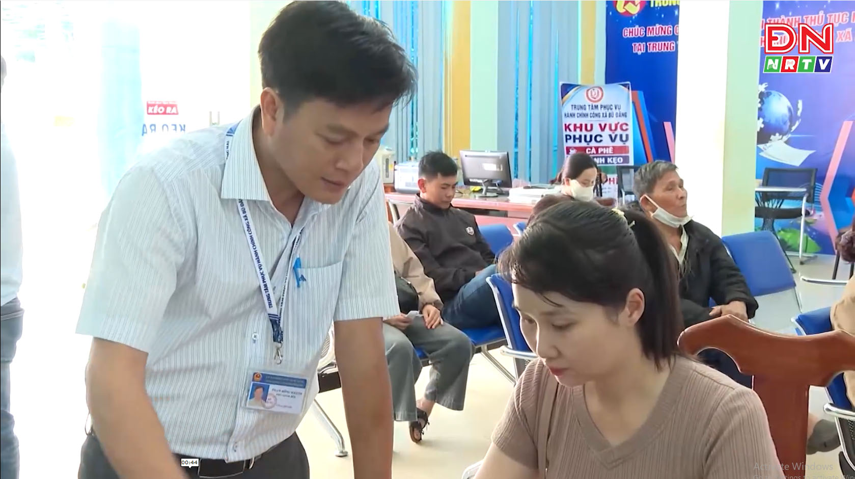 Ông: Phạm Hồng Khánh - Phó Giám đốc Trung tâm phục vụ hành chính công hướng dẫn chị Hứa Thị Trúc Loan, Thôn Vĩnh Thiện nộp hồ sơ dịch vụ công